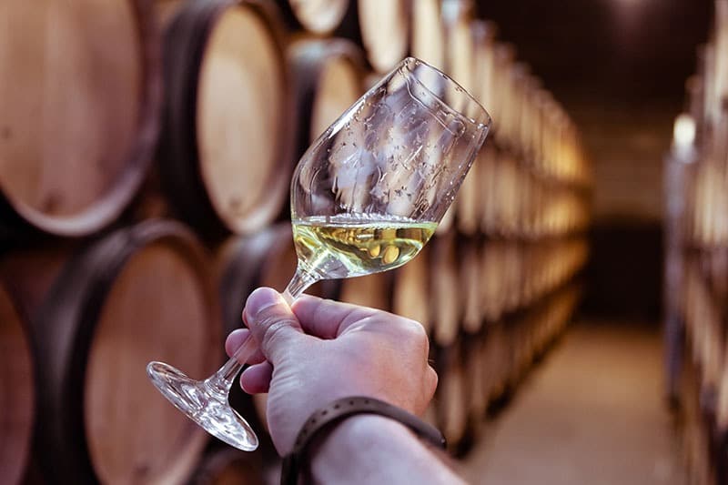 Verre de vin blanc dans une cave