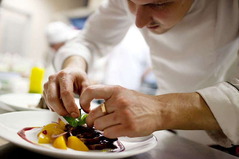 Cuisinier plat gastronomique