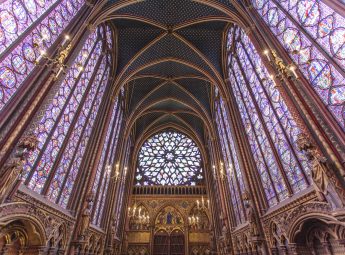 Un joyau du gothique rayonnant. Réalisée en 7 ans, un temps record, la Sainte-Chapelle est destinée à abriter les plus précieuses reliques de la chrétienté dont la Couronne d’épines du Christ, acquises par saint Louis.