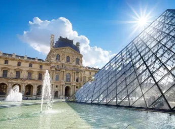 musee louvre paris pyramide du louvre cour napoleon